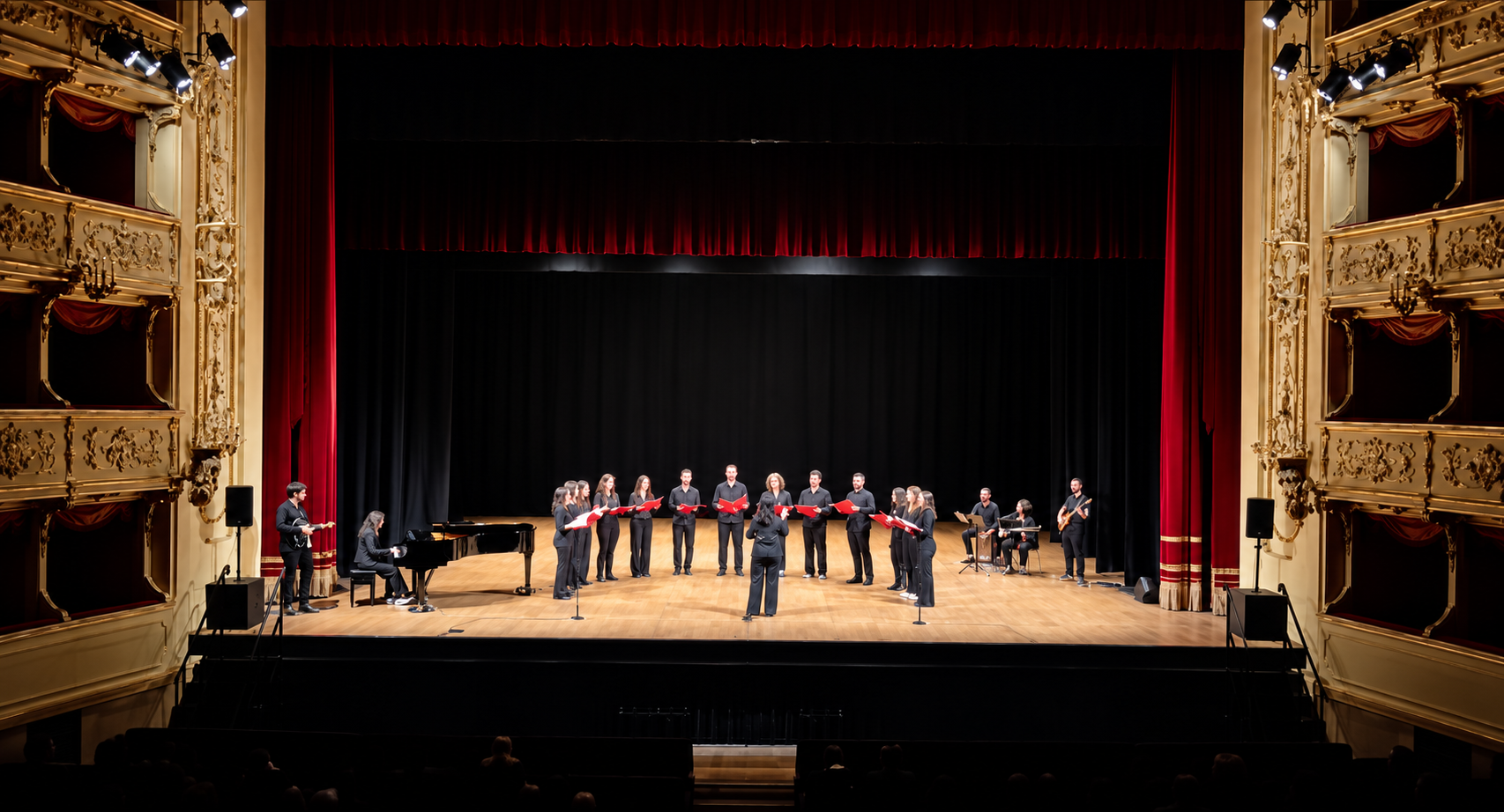 Concerto al Teatro Sociale di Como con coro e musicisti sul palco